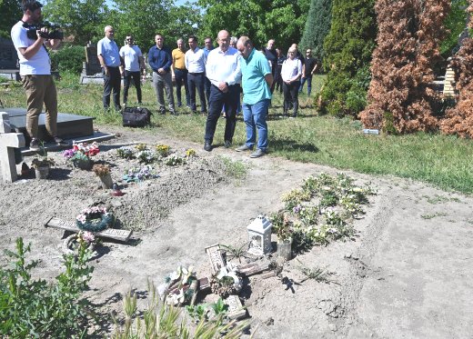 Pastor, predstavnici MUP-a i Opštine Novi Kneževac obišli oštećeno groblje u naselju Rabe
